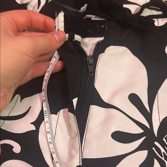 Y2K Black and White Hibiscus Beachy Beach Floral Pants Capri - Picture 2 of 7